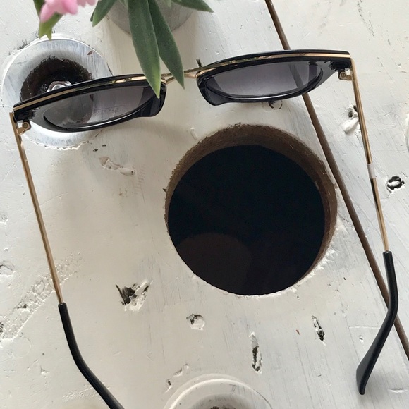 GUESS GF0304 01C Ladies Black/Gold Frame Grey Lens - Picture 4 of 8